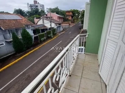 Sacada com vista para rua e casarão — Apartamento com 3 quartos para alugar em Nossa Senhora de Lourdes, Santa Maria/RS