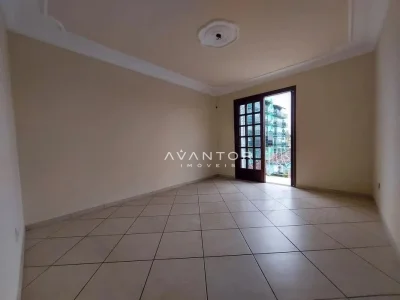 Sala com sacada e vista para a rua — Apartamento com 3 quartos para alugar em Nossa Senhora de Lourdes, Santa Maria/RS