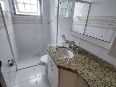 Banheiro com bancada em granito — Apartamento com 3 quartos para alugar em Nossa Senhora de Lourdes, Santa Maria/RS