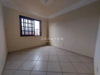 Dormitório com janela e piso em cerâmica — Apartamento com 3 quartos para alugar em Nossa Senhora de Lourdes, Santa Maria/RS