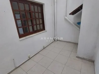 Área interna com janela e piso em cerâmica — Apartamento para alugar em Nossa Senhora de Lourdes, Santa Maria/RS