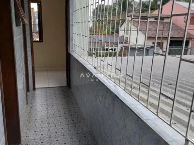 Sacada com grades e vista da rua — Apartamento com 3 quartos para alugar em Nossa Senhora de Lourdes, Santa Maria/RS
