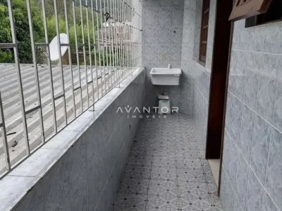 Área de serviço com pia e grades — Apartamento com 3 quartos para alugar em Nossa Senhora de Lourdes, Santa Maria/RS