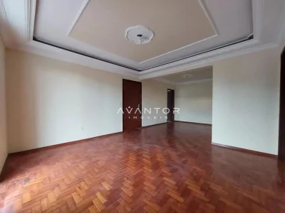 Sala de estar com piso de madeira — Apartamento com 3 quartos para alugar em Nossa Senhora de Lourdes, Santa Maria/RS