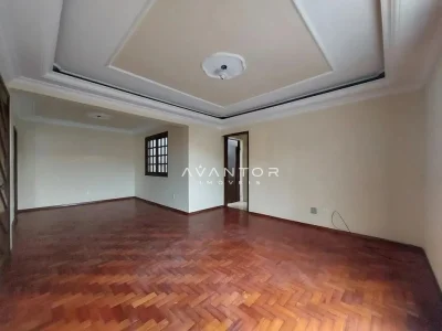 Sala de estar com piso em madeira — Apartamento com 3 quartos para alugar em Nossa Senhora de Lourdes, Santa Maria/RS