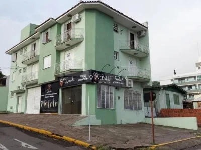 Fachada do prédio com comércio térreo — Apartamento com 3 quartos para alugar em Nossa Senhora de Lourdes, Santa Maria/RS