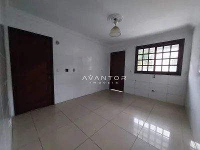 Sala com piso em cerâmica e janela — Apartamento com 3 quartos para alugar em Nossa Senhora de Lourdes, Santa Maria/RS