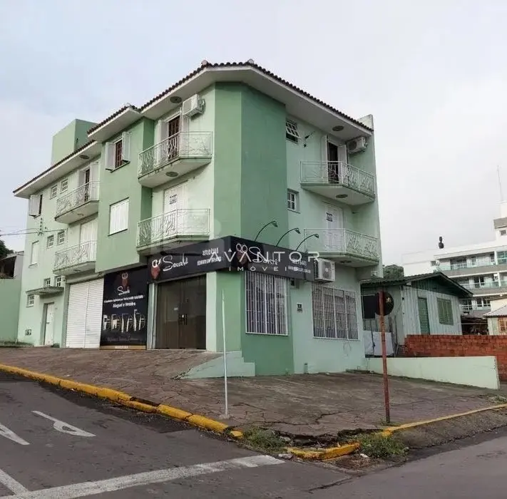 Fachada do prédio com comércio térreo — Apartamento com 3 quartos para alugar em Nossa Senhora de Lourdes, Santa Maria/RS