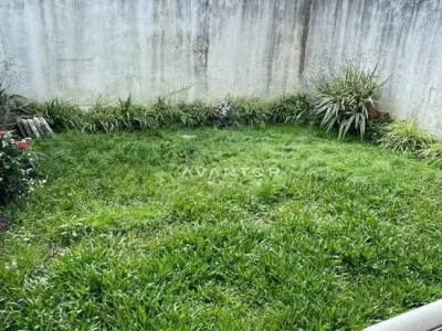 Pátio com gramado e muro de fundo — Casa com 3 quartos para alugar no Residencial Moradas Clube, em Cerrito, Santa Maria/RS