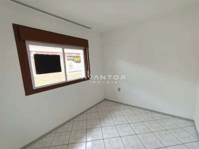 Cômodo com piso cerâmico e janela — Apartamento à venda no Residencial Arco Verde, em Pinheiro Machado, Santa Maria/RS