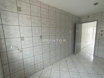 Cozinha com azulejos e bancada — Apartamento à venda no Residencial Arco Verde, em Pinheiro Machado, Santa Maria/RS