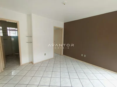 Sala de estar com parede marrom — Apartamento à venda no Residencial Arco Verde, em Pinheiro Machado, Santa Maria/RS