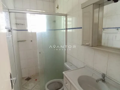 Banheiro com chuveiro e pia — Apartamento à venda no Residencial Arco Verde, em Pinheiro Machado, Santa Maria/RS