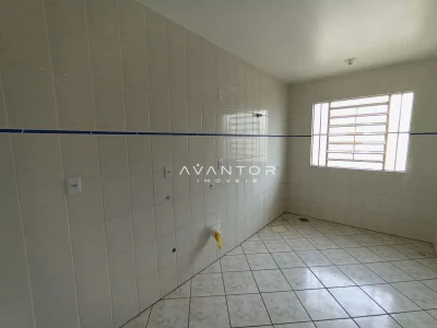 Cozinha com janela e piso cerâmico — Apartamento à venda no Residencial Arco Verde, em Pinheiro Machado, Santa Maria/RS