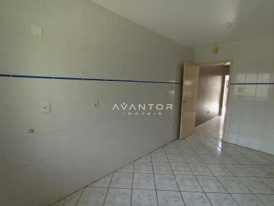 Cozinha com azulejos e piso de cerâmica — Apartamento à venda no Residencial Arco Verde, em Pinheiro Machado, Santa Maria/RS