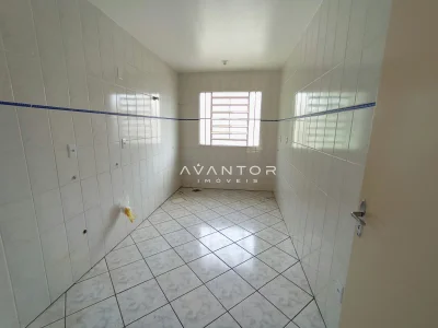 Cozinha com azulejos e janela — Apartamento à venda no Residencial Arco Verde, em Pinheiro Machado, Santa Maria/RS