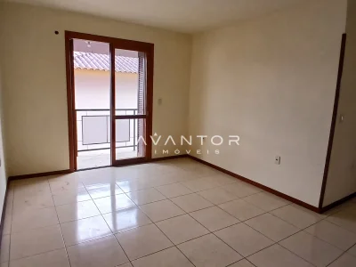 Sala de estar com acesso à sacada — Apartamento com 3 quartos para alugar em Camobi, Santa Maria/RS