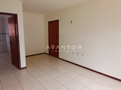 Sala com piso em cerâmica e portas de madeira — Apartamento com 3 quartos para alugar em Camobi, Santa Maria/RS