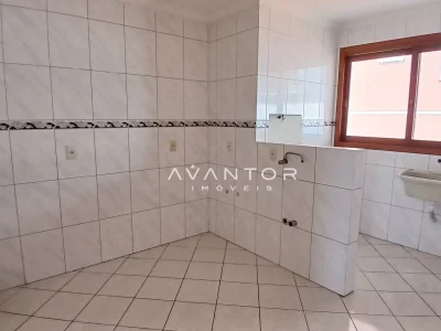 Cozinha com azulejos e janela — Apartamento com 3 quartos para alugar em Camobi, Santa Maria/RS