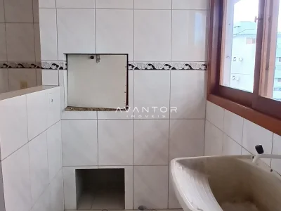 Banheiro com box e janela — Apartamento com 3 quartos para alugar em Camobi, Santa Maria/RS