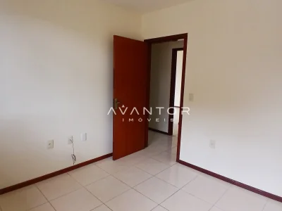 Dormitório com porta de acesso — Apartamento com 3 quartos para alugar em Camobi, Santa Maria/RS