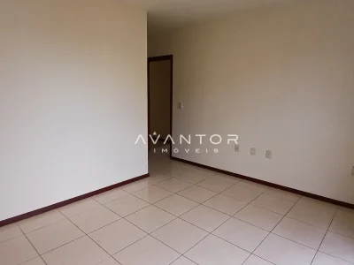Dormitório com piso em cerâmica — Apartamento com 3 quartos para alugar em Camobi, Santa Maria/RS