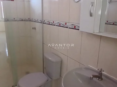 Banheiro com gabinete e chuveiro — Apartamento com 3 quartos para alugar em Camobi, Santa Maria/RS