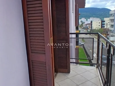Sacada com vista para rua e montanha — Apartamento com 3 quartos para alugar em Camobi, Santa Maria/RS