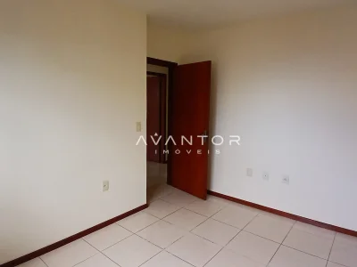 Dormitório com porta de entrada — Apartamento com 3 quartos para alugar em Camobi, Santa Maria/RS