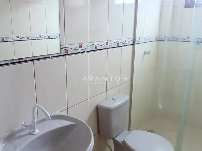 Banheiro com pia e vaso sanitário — Apartamento com 3 quartos para alugar em Camobi, Santa Maria/RS