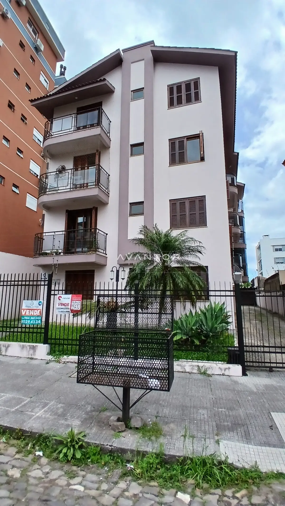 Fachada do prédio com sacadas — Apartamento com 3 quartos para alugar em Camobi, Santa Maria/RS