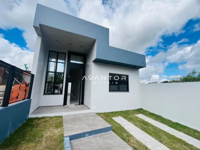 Fachada da casa com pátio — Casa com 2 quartos à venda em Presidente João Goulart, Santa Maria/RS