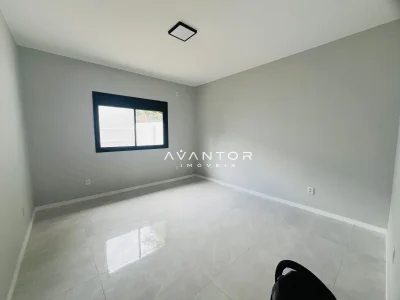 Dormitório com janela e piso em porcelanato — Casa com 2 quartos à venda em Presidente João Goulart, Santa Maria/RS