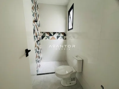 Banheiro com chuveiro e revestimento geométrico — Casa com 2 quartos à venda em Presidente João Goulart, Santa Maria/RS