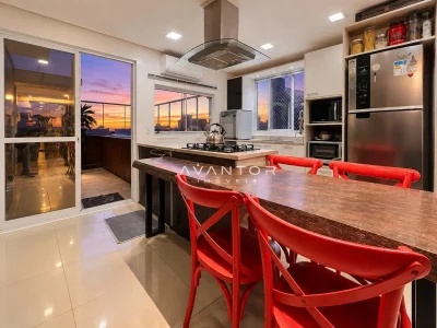 Cozinha integrada com bancada e vista do pôr do sol — Cobertura à venda no Residencial Paseo Del Prado, Santa Maria