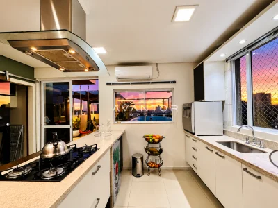 Cozinha com armários planejados e vista para sacada — Cobertura à venda no Residencial Paseo Del Prado, Santa Maria