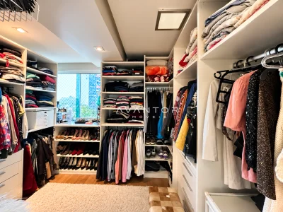 Closet com armários planejados e sapatos — Cobertura à venda no Residencial Paseo Del Prado, Santa Maria