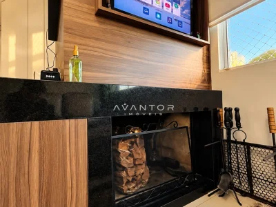 Sala com churrasqueira e TV integradas — Cobertura à venda no Residencial Paseo Del Prado, Santa Maria