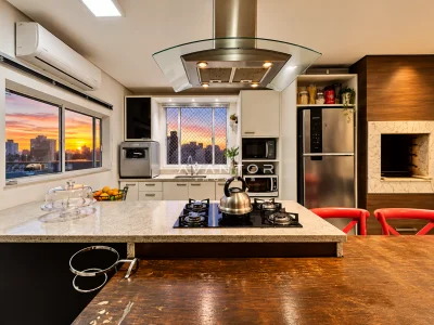 Cozinha integrada com vista da cidade — Cobertura à venda no Residencial Paseo Del Prado, Santa Maria