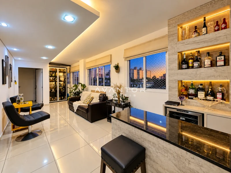 Sala de estar com adega iluminada e vista — Cobertura à venda no Residencial Paseo Del Prado, Santa Maria