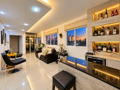 Sala de estar com adega iluminada e vista — Cobertura à venda no Residencial Paseo Del Prado, Santa Maria