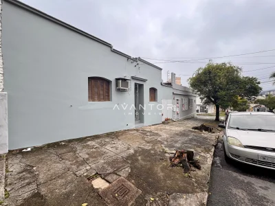 Fachada da casa com pátio — Terreno à venda em Nossa Senhora do Rosário, Santa Maria/RS