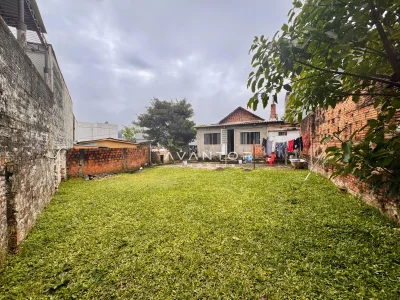 Terreno com construção e área gramada — Terreno à venda em Nossa Senhora do Rosário, Santa Maria/RS
