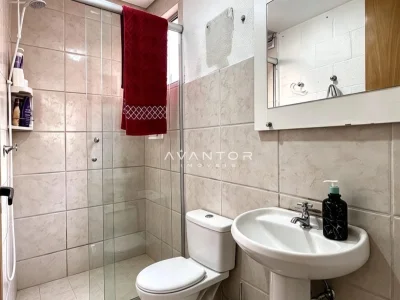 Banheiro com chuveiro e pia — Prédio Residencial à venda no Residencial Medianeira, em Nossa Senhora Medianeira, Santa Maria