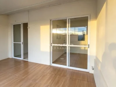Sacada com portas de vidro e piso em madeira — Casa de Condomínio à venda no Condomínio Moradas Santa Maria, Santa Maria