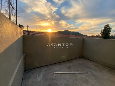 Sacada com vista para terreno e montanhas — Casa de Condomínio à venda no Condomínio Moradas Santa Maria, Santa Maria