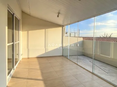Sacada com vidro temperado e vista externa — Casa de Condomínio à venda no Condomínio Moradas Santa Maria, Santa Maria