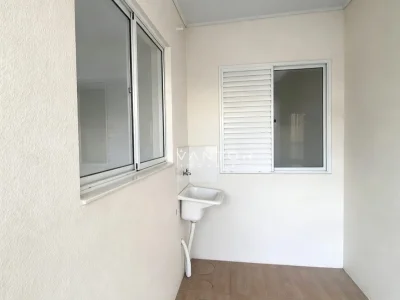 Área de serviço com pia e janelas — Casa de Condomínio à venda no Condomínio Moradas Santa Maria, em Cerrito, Santa Maria/RS