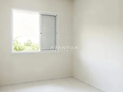 Dormitório com janela e vista para área externa — Casa de Condomínio à venda no Condomínio Moradas Santa Maria, Santa Maria