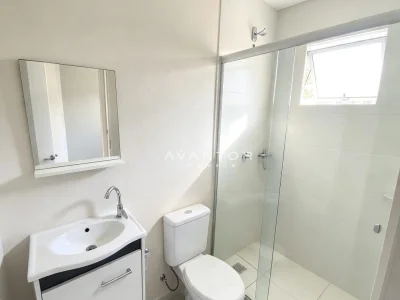Banheiro com chuveiro e armários planejados — Casa de Condomínio à venda no Condomínio Moradas Santa Maria, Santa Maria